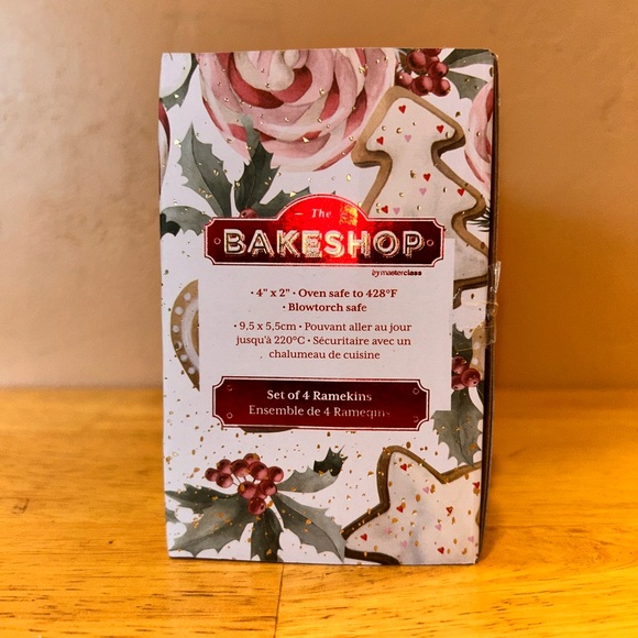 Set of 4 Christmas Gingerbread Ceramic Ramekins made by The BakeShop. NWTS - Picture 6 of 10